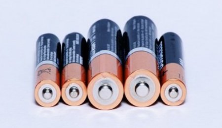 動力電池“退役潮”來臨 鋰電上下游進軍回收“藍?！? width=